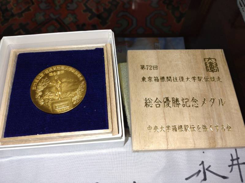 総合優勝時の記念メダル。一部は販売し、翌年以降の支援金にあてた（平成8年）