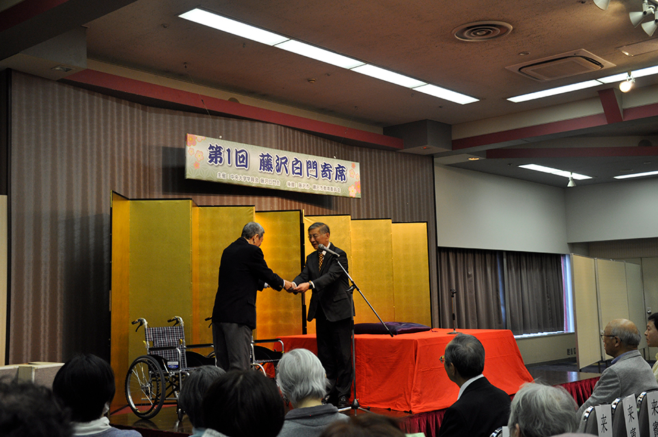 鈴木恒夫藤沢市長への車椅子贈呈
