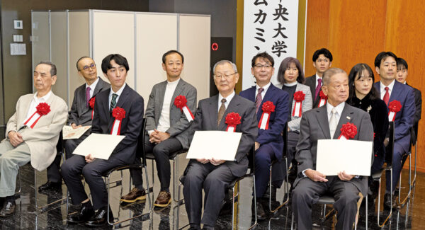 晩秋のキャンパスに世代を超えて集う