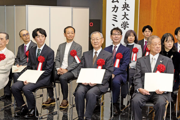 晩秋のキャンパスに世代を超えて集う